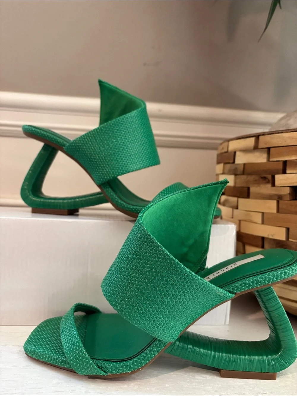 New! Gianni Bini Plumlee Asymmetrical Raffia Architectural Wedge Sandals in gree